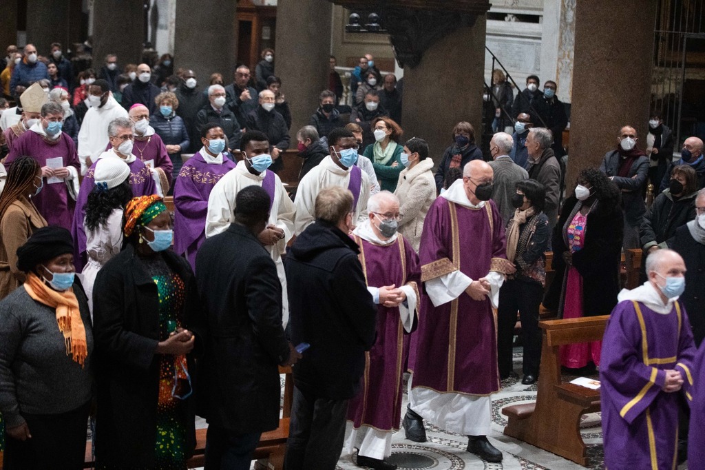 Santa Maria in Trastevere in festa per l'ordinazione sacerdotale di due giovani di Sant'Egidio della Nigeria. Mons. Vincenzo Paglia: 